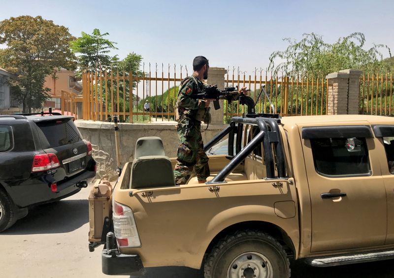&copy; Reuters. En photo, un soldat de l’ Armée nationale afghane surveillant les rues de Kaboul. Les taliban sont entrés dans la capitale afghane, a annoncé dimanche un responsable du ministère afghan de l'Intérieur. /Photo prise le 15 août 2021/REUTERS