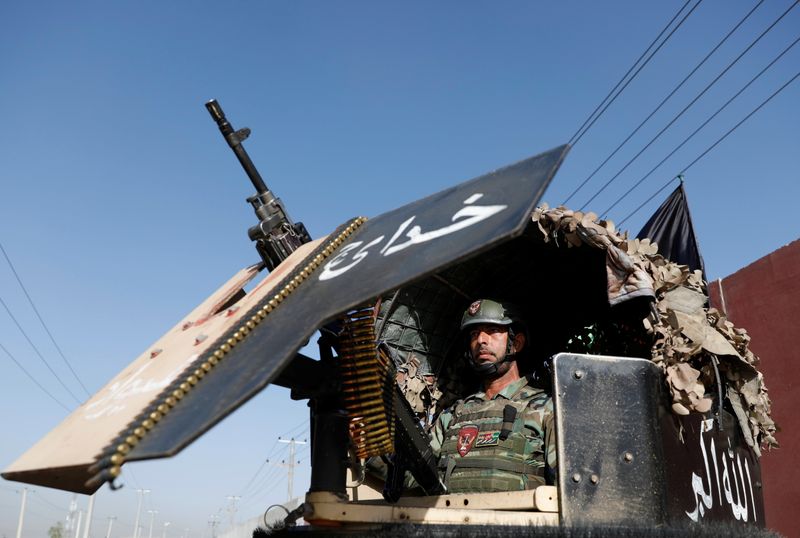 © Reuters. جندي بالجيش الأفغاني داخل عربة عسكرية في كابول يوم الثامن من يوليو تموز 2021. تصوير: محمد إسماعيل - رويترز.