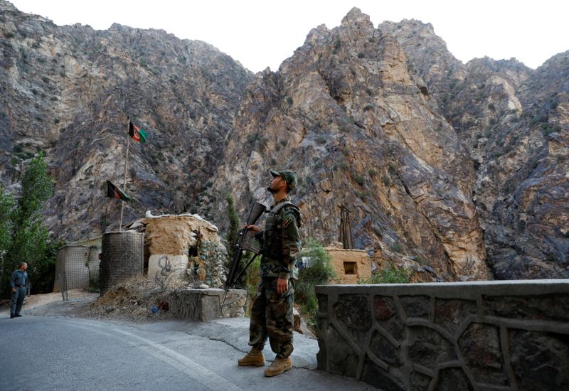 © Reuters. جندي بالجيش الأفغاني يقف حراسة عند نقطة تفتيش على الطريق السريع الذي يربط بين كابول وجلال آباد يوم الثامن من يوليو تموز 2021. تصوير: محمد إسماعيل - رويترز
