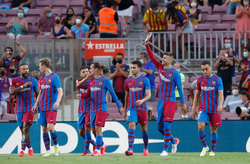 &copy; Reuters. لاعبون من برشلونة يحتفلون بتسجيل هدف في شباك ريال سوسيداد بدوري الدرجة الأولى الإسباني لكرة القدم يوم الاحد. تصوير: البرت خيا - رويترز. 
