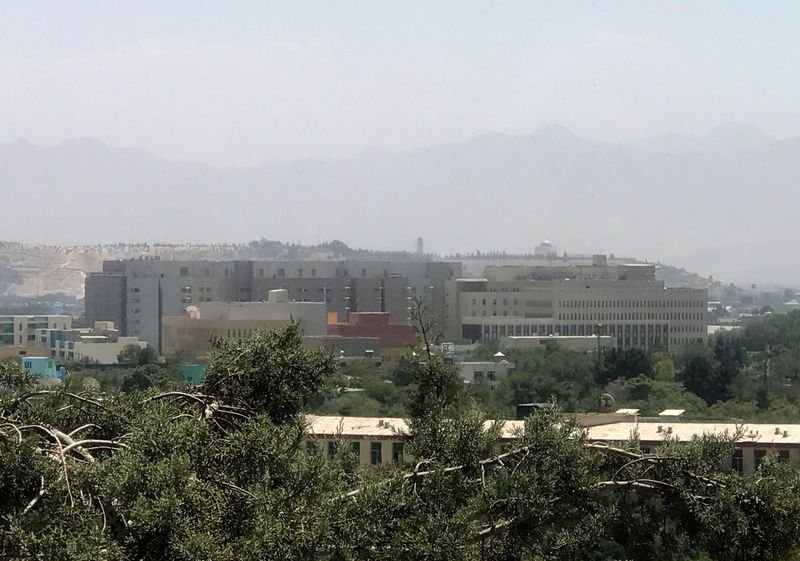 &copy; Reuters. منظر عام للسفارة الأمريكية في كابول يوم الأحد - رويترز