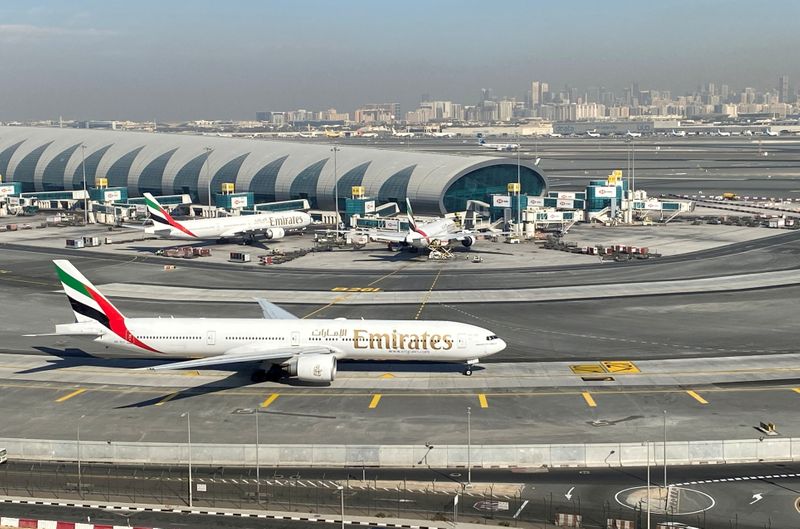 © Reuters. طائرات تابعة لطيران الإمارات رابضة على المدرج في منظر عام لمطار دبي الدولي في دبي بصورة من أرشيف رويترز.