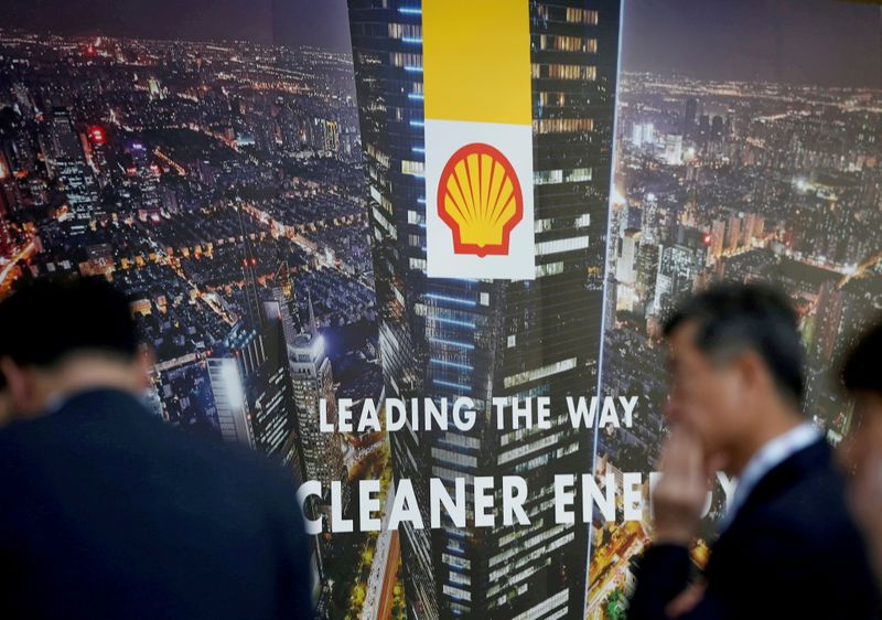 &copy; Reuters. FILE PHOTO: A logo of Royal Dutch Shell is seen at Gastech,, in Chiba, Japan, April 4, 2017.    REUTERS/Toru Hanai/File Photo