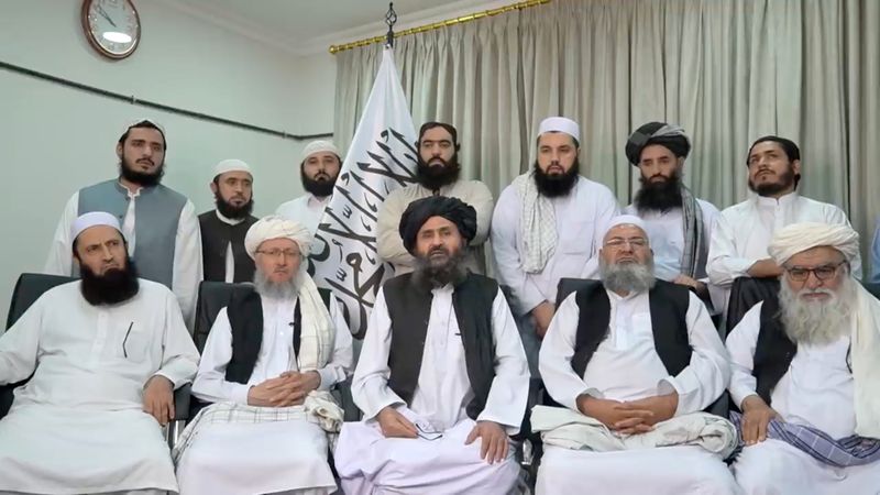 &copy; Reuters. El mulá Baradar Akhund, un alto cargo de los talibanes, en el centro, sentado con un grupo de hombres, hace una declaración en vídeo, en esta imagen fija tomada de un vídeo grabado en un lugar no identificado y publicado el 16 de agosto de 2021. Medio