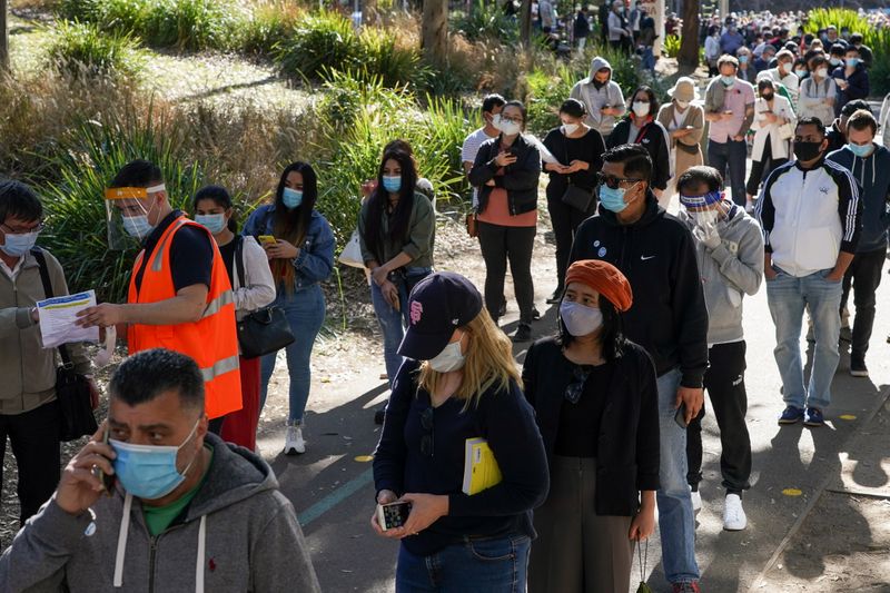 © Reuters. People wait in line outside a coronavirus disease (COVID-19) vaccination centre at Sydney Olympic Park during a lockdown to curb the spread of an outbreak in Sydney, Australia, August 16, 2021.  REUTERS/Loren Elliott