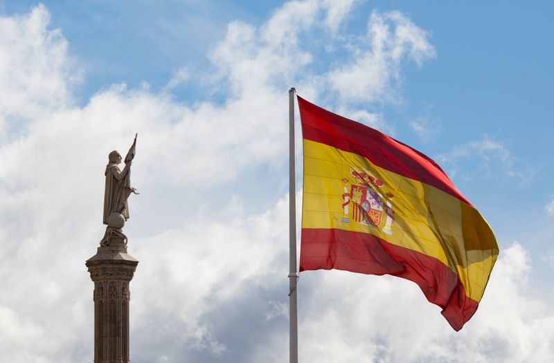 &copy; Reuters. Una vista de la estatua de Cristóbal Colón y una bandera española en la Plaza Colón en Madrid, España, 7 de marzo de 2016.  REUTERS/Paul Hanna