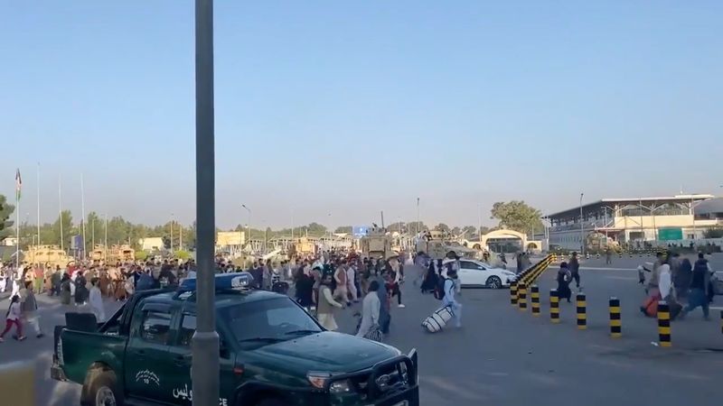 &copy; Reuters. حشد من الناس يركضون نحو مطار كابول، بعد سيطرة حركة طالبان على القصر الرئاسي في كابول، في صورة مأخوذة من مقطع فيديو تم الحصول عليه من وسائل ال