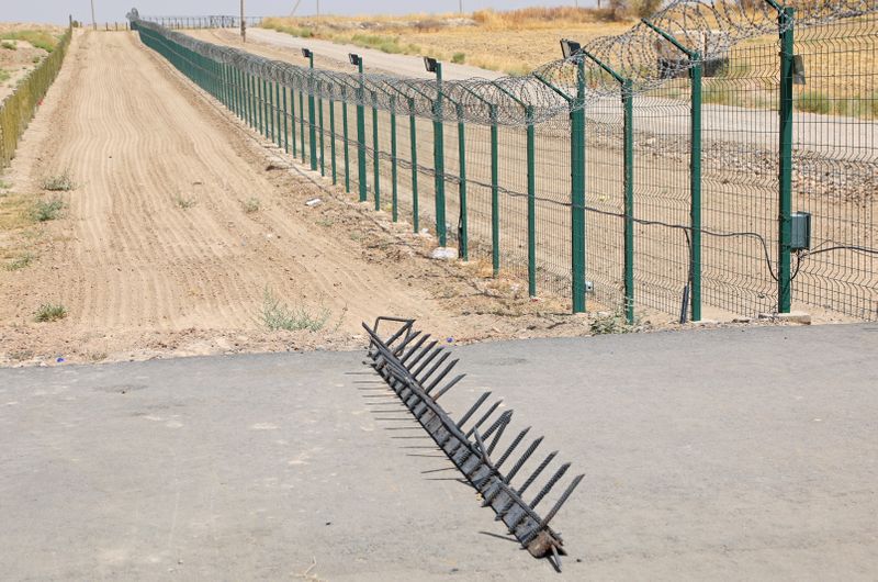 &copy; Reuters. A view shows a fence at the Uzbekistan-Afghanistan border in Ayritom, Uzbekistan August 15, 2021. REUTERS/Abror Kurbonmuratov