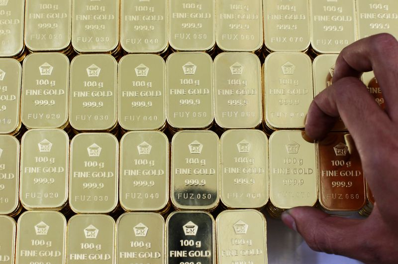 &copy; Reuters. Gold pieces, each weighing 100 grams, are seen arranged at the state-owned mining company PT Antam Tbk metal refinery in Jakarta July 13, 2012. Gold edged up on Monday, extending its winning streak into a seventh session as dimming prospects for global gr