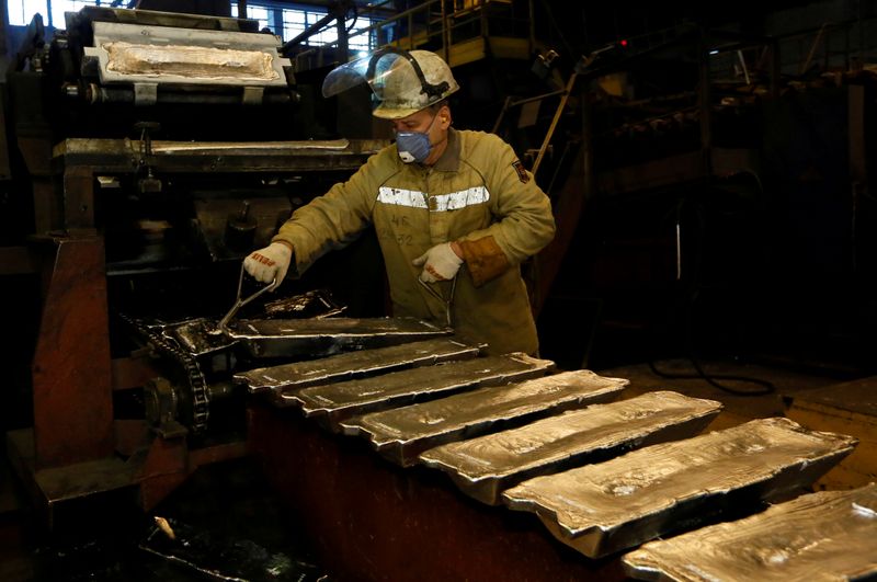 &copy; Reuters. FILE PHOTO: A worker controls forming of aluminium ingots on a conveyor belt at the foundry shop of the Rusal Krasnoyarsk aluminium smelter in Krasnoyarsk, Russia October 3, 2018. REUTERS/Ilya Naymushin  