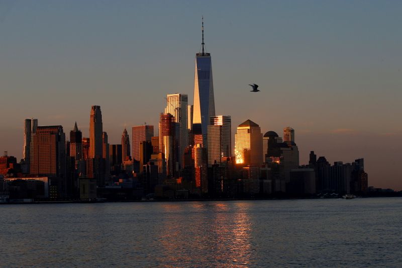 © Reuters. FILE PHOTO: A view of the One World Trade Centre tower and the lower Manhattan skyline of New York City at sunrise as seen from Hoboken, New Jersey, U.S., August 9, 2017. REUTERS/Mike Segar