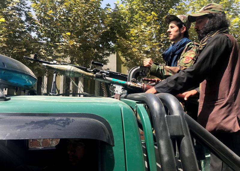 &copy; Reuters. مقاتلان من طالبان يقومان بدورية في كابول يوم الاثنين. صورة لرويترز.
