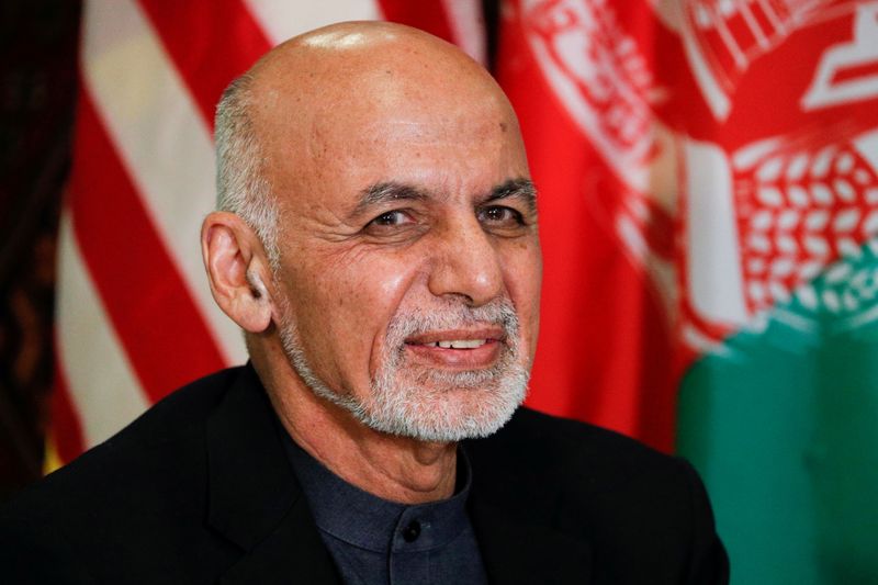 &copy; Reuters. L'ambassade de Russie à Kaboul a déclaré lundi que le président afghan Ashraf Ghani avait fui le pays avec un hélicoptère et quatre voitures remplis d'argent liquide et qu'il avait dû laisser une partie de l'argent derrière lui, faute de place suf
