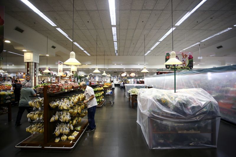 &copy; Reuters. Consumidores fazem compras em supermercado de Porto Alegre em meio a disseminação da Covid-19
09/03/2021
REUTERS/Diego Vara