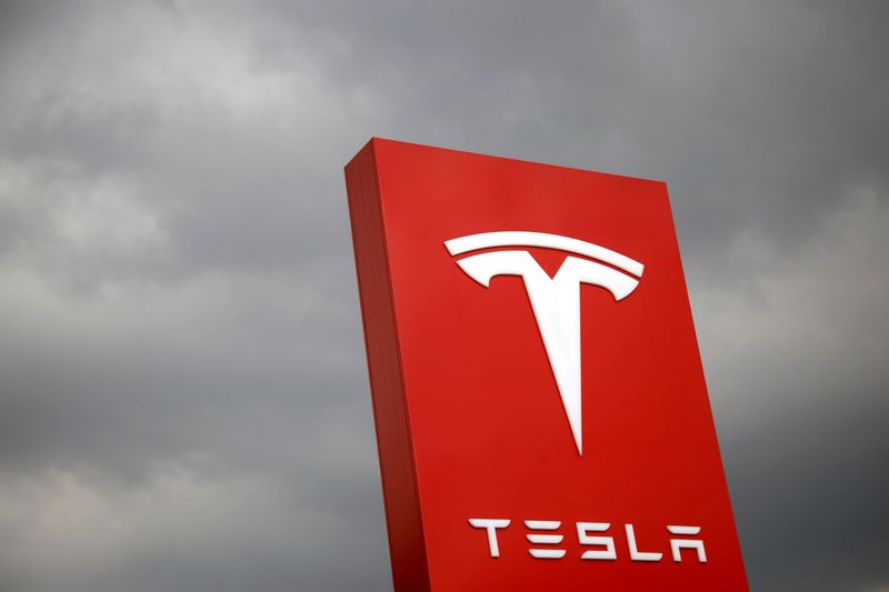 &copy; Reuters. FILE PHOTO: The logo of Tesla is seen in Taipei, Taiwan August 11, 2017. REUTERS/Tyrone Siu  