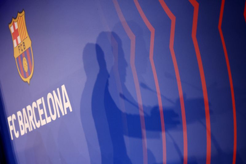 &copy; Reuters. Fútbol - Rueda de prensa del FC Barcelona - Auditorio 1899, Barcelona, España - Una sombra del presidente del FC Barcelona, Joan Laporta, durante la rueda de prensa, 16 de agosto de 2021. REUTERS/Nacho Doce