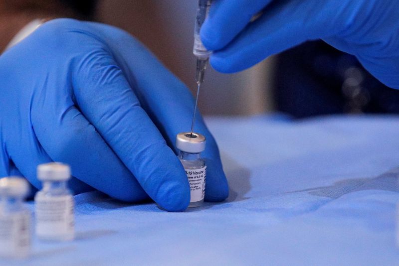 &copy; Reuters. FILE PHOTO: A syringe is filled with a dose of Pfizer's coronavirus disease (COVID-19) vaccine at a pop-up community vaccination center at the Gateway World Christian Center in Valley Stream, New York, U.S., February 23, 2021.  REUTERS/Brendan McDermid/Fi