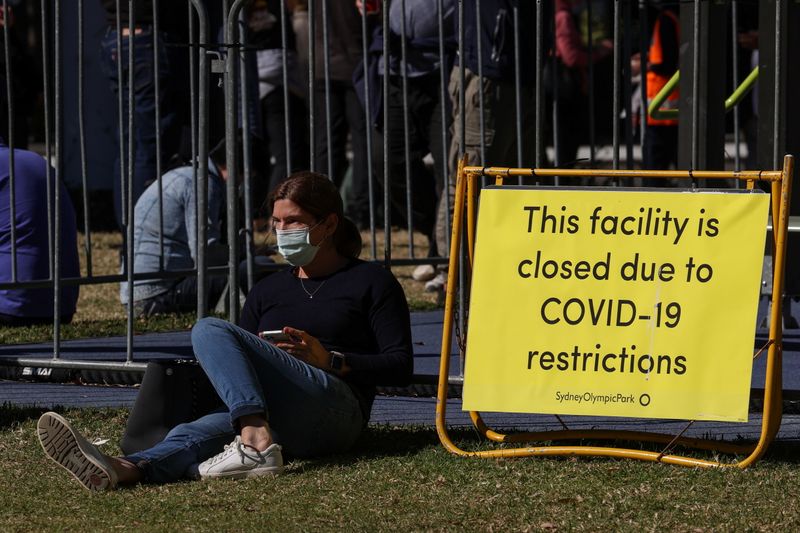 &copy; Reuters. Pessoas aguardam por horários agendados em centro de vacinação contra Covid-19 montado no Parque Olímpico de Sydney
16/08/2021 REUTERS/Loren Elliott