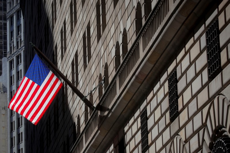 &copy; Reuters. FILE PHOTO: A U.S. flag flies outside The Federal Reserve Bank of New York in New York City, U.S., March 29, 2021.  REUTERS/Brendan McDermid