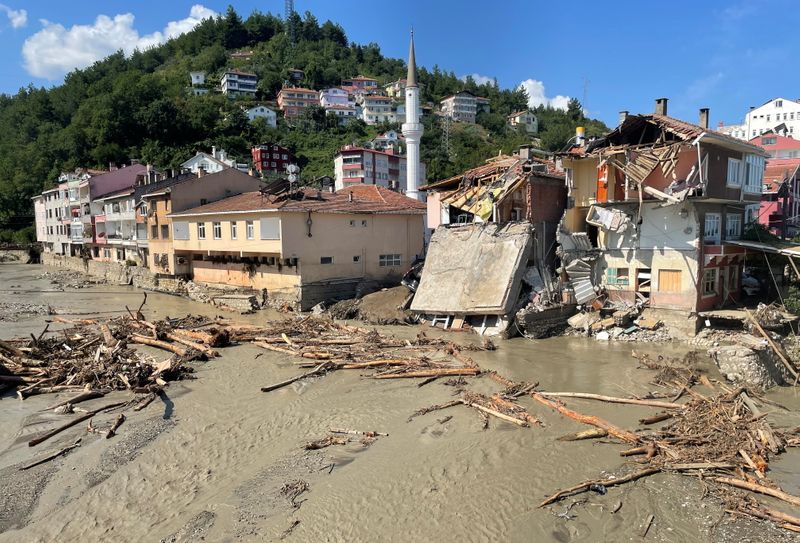 &copy; Reuters. Área atingida por enchentes na região turca do Mar Negro, na cidade de Ilisi, província de Kastamonu, Turquia
15/08/2021 REUTERS/Mehmet Emin Caliskan