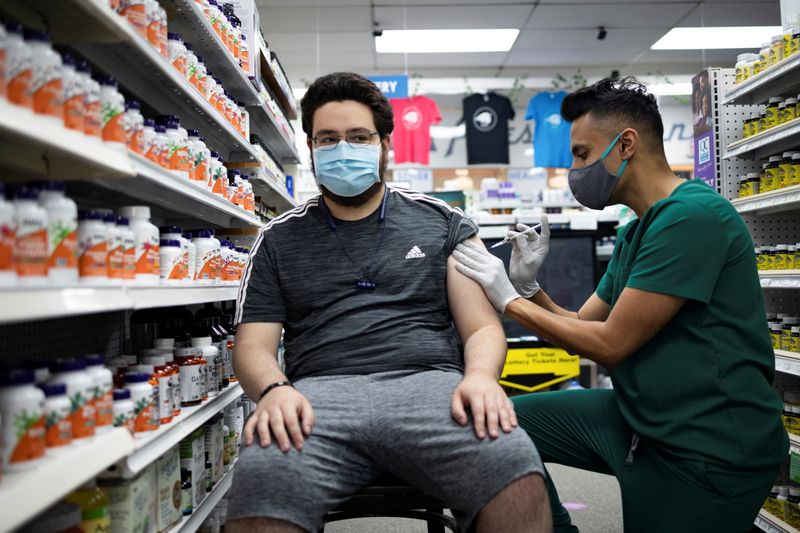 &copy; Reuters. Homem recebe vacina da Pfizer-BioNTech contra Covid-19 em farmácia da cidade de Schwenksville, nos EUA
14/08/2021
REUTERS/Hannah Beier