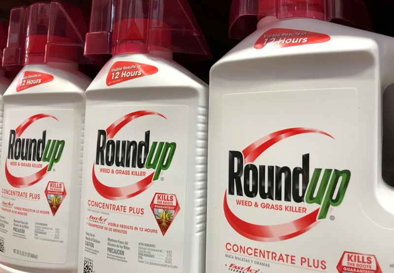 &copy; Reuters. FILE PHOTO: Bayer unit Monsanto Co's Roundup is shown for sale in Encinitas, California, U.S., June 26, 2017.  REUTERS/Mike Blake