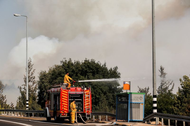 &copy; Reuters. رجل إطفاء يحاول إخماد حريق غابات بالقرب من القدس يوم الاثنين. تصوير: رونن زفولن - رويترز.