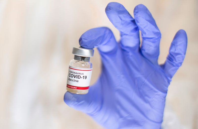 &copy; Reuters. Mulher segura frasco rotulado como de vacina contra Covid-19 em foto de ilustração
30/10/2020 REUTERS/Dado Ruvic