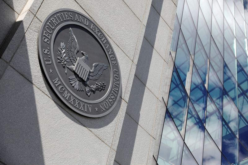 © Reuters. FILE PHOTO: The seal of the U.S. Securities and Exchange Commission (SEC) is seen at their  headquarters in Washington, D.C., U.S., May 12, 2021.   REUTERS/Andrew Kelly