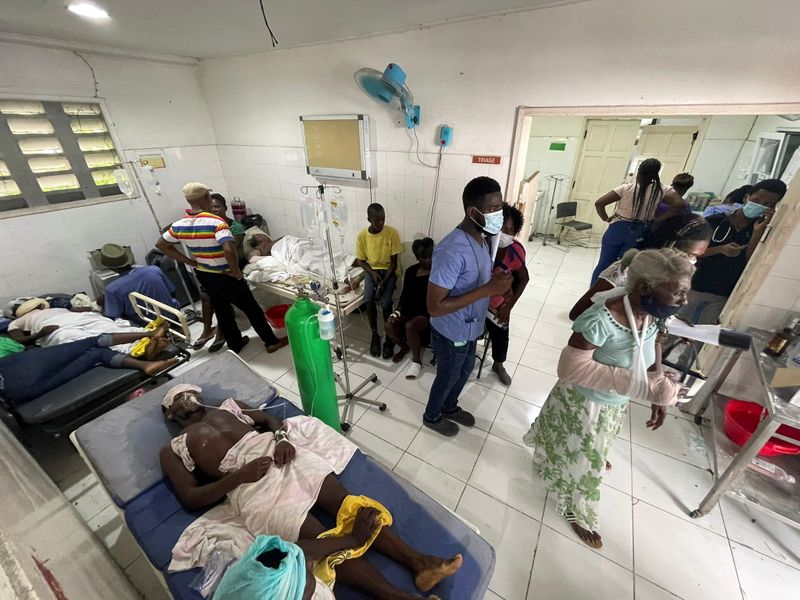 © Reuters. Patients are attended to at a hospital after Saturday's 7.2 magnitude quake, in Les Cayes, Haiti August 16, 2021. REUTERS/Ricardo Arduengo