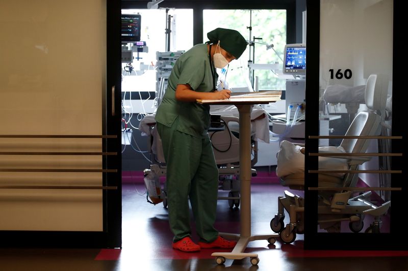 &copy; Reuters. Le nombre de personnes hospitalisées en France en raison du COVID-19 est repassé lundi au-dessus de 10.000, pour la première fois depuis le 22 juin, montrent les données publiées par les services du ministère de la Santé. /Photo d'archives/REUTERS/