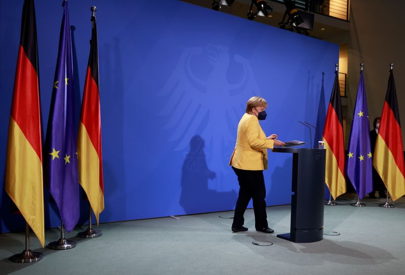 &copy; Reuters. L'Allemagne doit procéder urgemment à des évacuations en Afghanistan qui pourraient concerner jusqu'à 10.000 personnes dont elle a la responsabilité, a déclaré lundi la chancelière Angela Merkel. /Photo prise le 16 août 2021/REUTERS/Odd Andersen