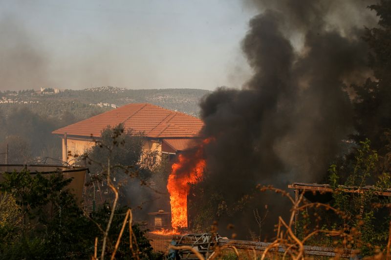 &copy; Reuters. Incêndio perto de casas no vilarejo de Givat Yearim, nos arredores de Jerusalém
16/08/2021 REUTERS/ Ronen Zvulun