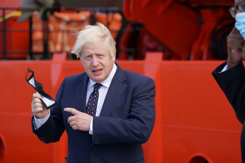 &copy; Reuters. Imagen de archivo del primer ministro británico, Boris Johnson, abordando el buque Alba en el Puerto de Fraserburgh, que lo transportará a la Moray Offshore Windfarm East durante su visita a Escocia, Reino Unido. 5 de agosto, 2021. Jane Barlow/Pool via 