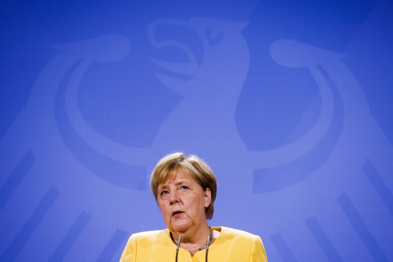 &copy; Reuters. المستشارة الألمانية انجيلا ميركل تتحدث في برلين يوم الاثنين. صورة من ممثل لوكالات الأنباء. 