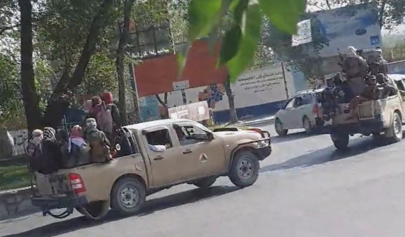 &copy; Reuters. مقاتلون من طالبان في أحد شوارع كابول يوم الاثنين. صورة من وسائل التواصل الاجتماعي محظور إعادة بيعها أو وضعها في أرشيف.