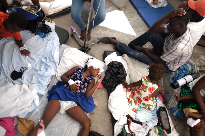 &copy; Reuters. Pessoas feridas por terremoto no Haiti recebem atendimento em tenda do lado de fora de hospital em Les Cayers
16/08/2021
REUTERS/Ricardo Arduengo