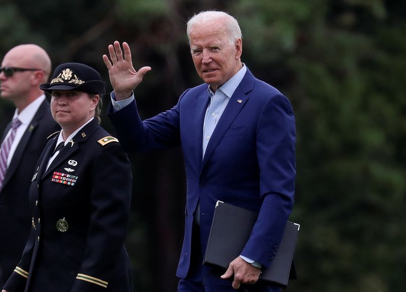 &copy; Reuters. U.S. President Joe Biden waves as he arrives at Fort McNair on his way back to the White House to deliver a statement on Afghanistan, in Washington, U.S., August 16, 2021. REUTERS/Leah Millis