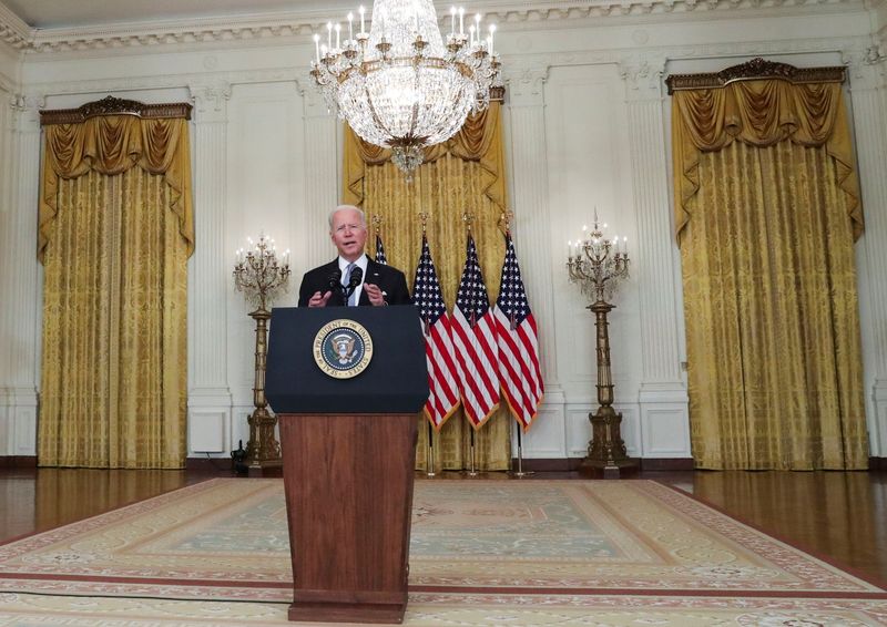 © Reuters. الرئيس الأمريكي جو بايدن يتحدث في البيت الأبيض بواشنطن يوم الاثنين. تصوير: ليا ميليس - رويترز.