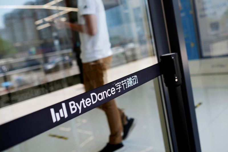 &copy; Reuters. FILE PHOTO: A man walks by a logo of Bytedance, the China-based company which owns the short video app TikTok, at its office in Beijing, China July 7, 2020.  REUTERS/Thomas Suen/File Photo