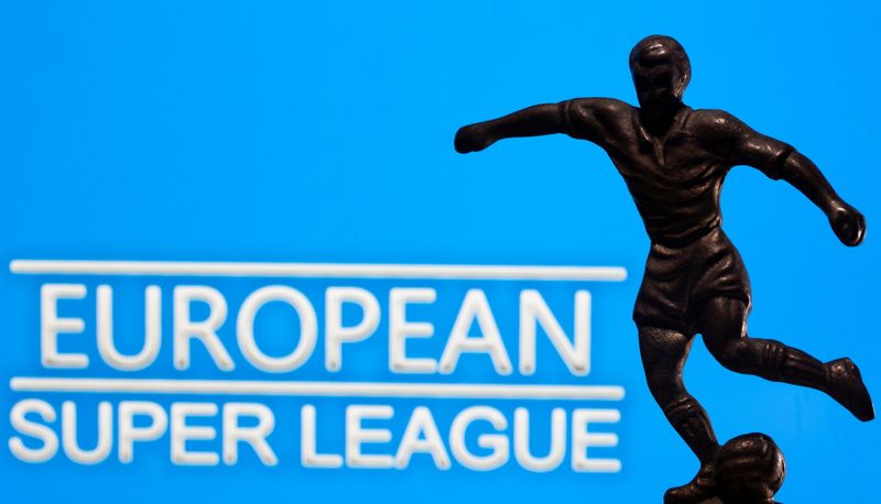 &copy; Reuters. 　サッカーの欧州クラブ協会（ＥＣＡ）は１６日、欧州スーパーリーグ（ＥＳＬ）構想に参加した１２クラブのうち９クラブの再加盟を認めたことを明かした。写真はＥＳＬのイメージロゴ