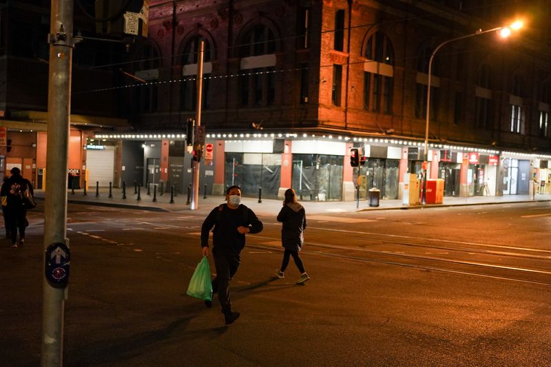 &copy; Reuters. 　８月１７日、豪ニューサウスウェールズ（ＮＳＷ）州当局は、州都シドニーで新型コロナウイルスの新規感染者が今後数週間に急増する見通しだとし、住民に警戒を呼び掛けた。写真はロ
