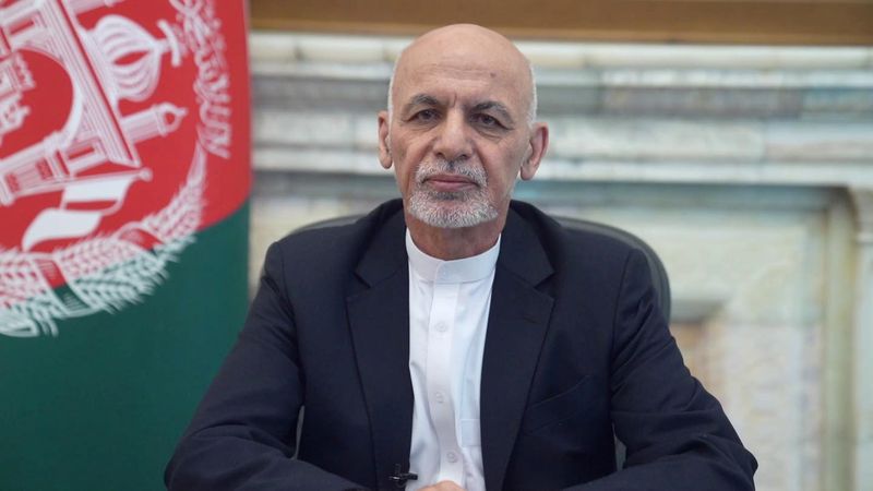 &copy; Reuters. Le département d'Etat américain a refusé lundi de dire si les Etats-Unis reconnaissaient toujours Ashraf Ghani comme le président de l'Afghanistan. /Photo publiée le 14 août par le Palais présidentielle afghan/REUTERS  