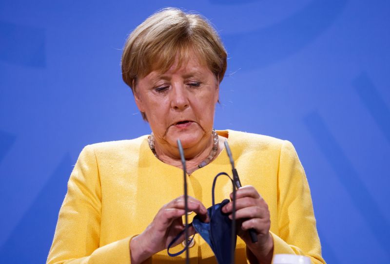 © Reuters. La canciller alemana Angela Merkel usa una máscara durante una conferencia de prensa en Afganistán, en Berlín, Alemania, 16 de agosto del 2021  Odd Andersen/Pool via REUTERS