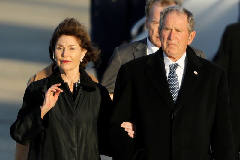 © Reuters. الرئيس الأمريكي الأسبق جورج بوش وزوجته لورا بوش في صورة من أرشيف رويترز.