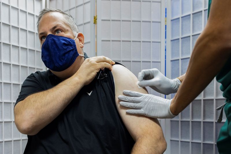 © Reuters. L'administration Biden prévoit de commencer à administrer un rappel vaccinal contre le COVID-19 dès la mi-septembre ou la fin septembre, dès que l'autorité de santé américaine, la Food and Drug Administration, aura donné son autorisation. /Photo prise le 14 août 2021/REUTERS/Hannah Beier