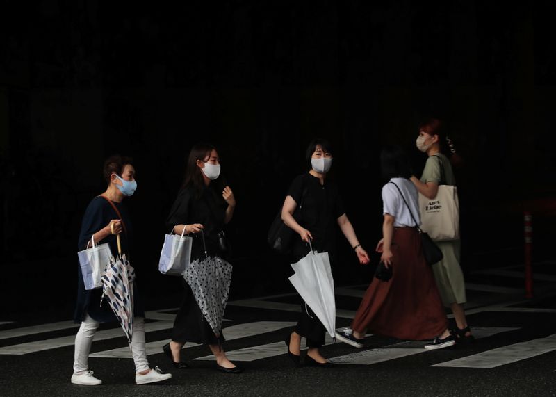 © Reuters. Le Japon va annoncer mardi la prolongation de son état d'urgence à Tokyo et d'autres régions jusqu'au 12 septembre ainsi que son extension à sept autres préfectures. /Photo prise le 17 août 2021/REUTERS/Kim Kyung-Hoon