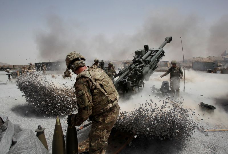 &copy; Reuters. 　８月１６日、米国の１番長い戦争が終わろうとしている。写真は２０１１年６月、アフガニスタン・カンダハル州で榴弾砲を撃つ米軍兵士（２０２１年　ロイター/Baz Ratner）