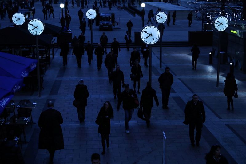 &copy; Reuters. FOTO DE ARCHIVO: Trabajadores caminan hacia el trabajo durante la hora punta de la mañana en el distrito financiero de Canary Wharf en Londres, el Reino Unido, 26 de enero de 2017.  REUTERS/Eddie Keogh/File Photo