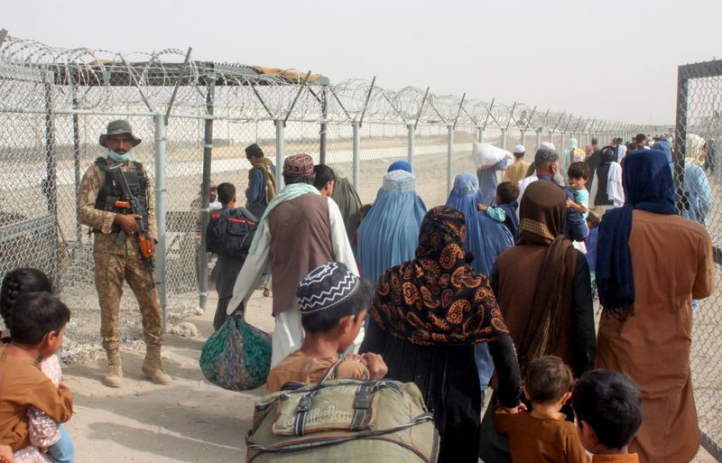 &copy; Reuters. L'Europe doit créer des corridors humanitaires pour accueillir les réfugiés fuyant l'Afghanistan mais aussi pour éviter des flux incontrôlés d'immigrants en situation irrégulière, a déclaré le commissaire européen à l'Economie. /Photo prise le